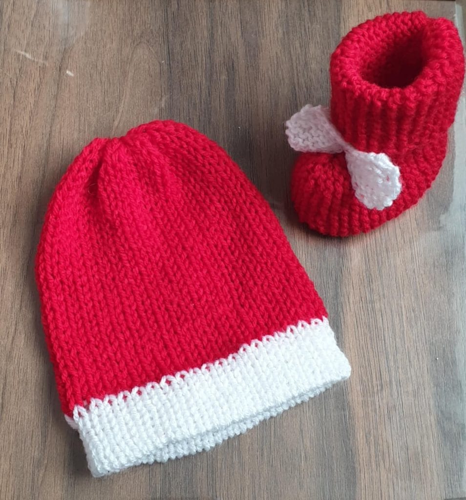 ensemble-noël-bonnet-chaussons-tricot-fait-main-personnalisable
